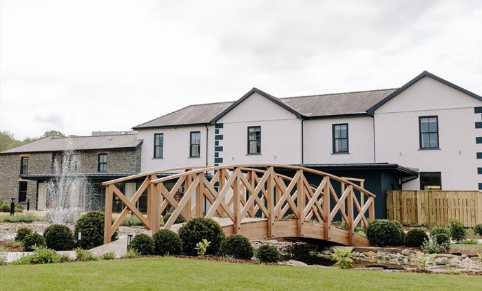 Featured as one of the ‘Hottest New Hotels Opening in 2025’ by The Independent, Tŷ Glyn has a variety of 12 stunning rooms and 1 Super King Suite, man